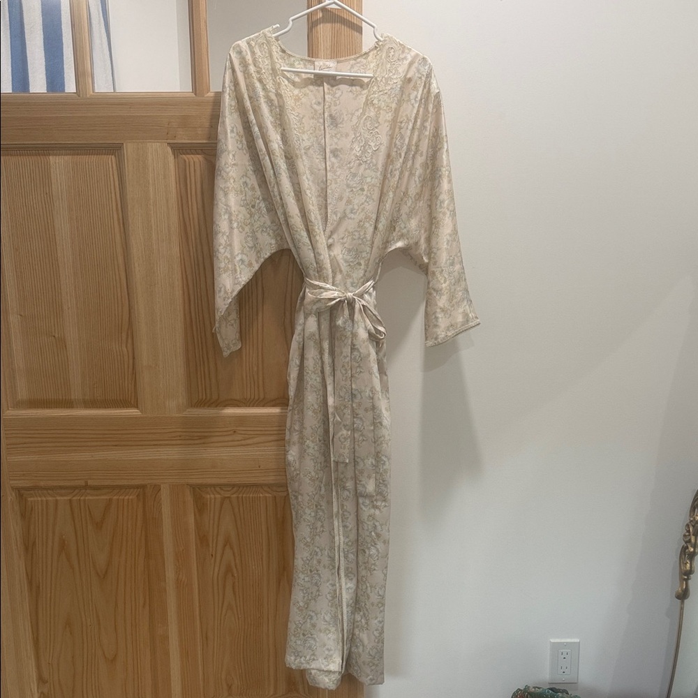 Elegant Vintage Cream Floral Women's Robe